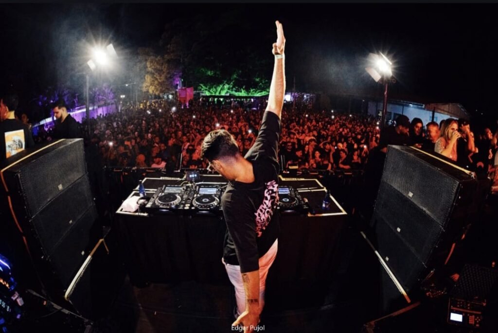 DJ Nash, paixão, técnica e adaptação em uma carreira moldada pela música eletrônica contemporânea