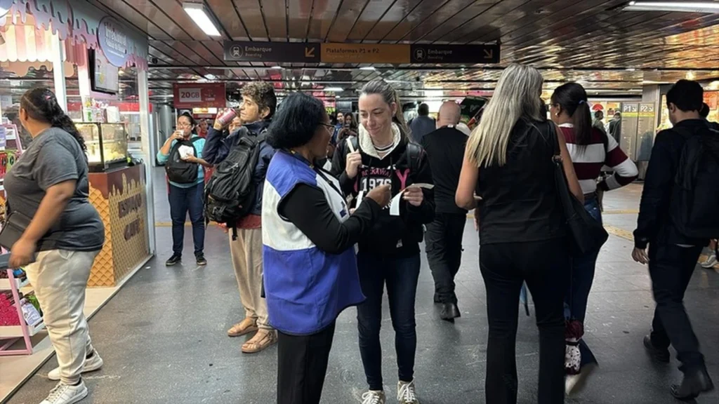Pulseira no pulso: ação do MetrôRio na Central mira crianças no Carnaval