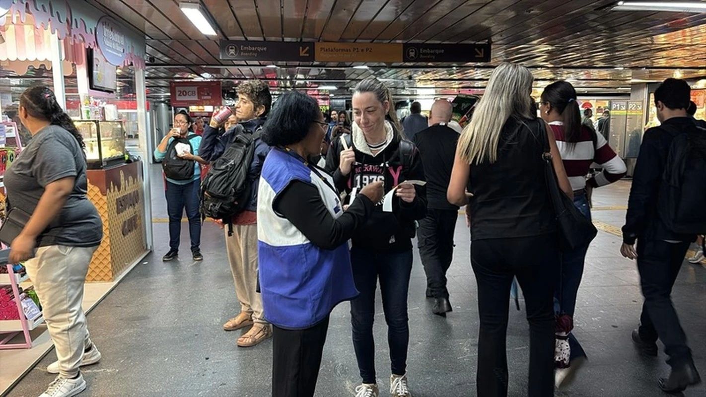 Pulseira no pulso: ação do MetrôRio na Central mira crianças no Carnaval
