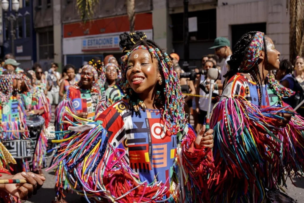Sesc 24 de Maio turns its ramps into a pre-Carnival parade