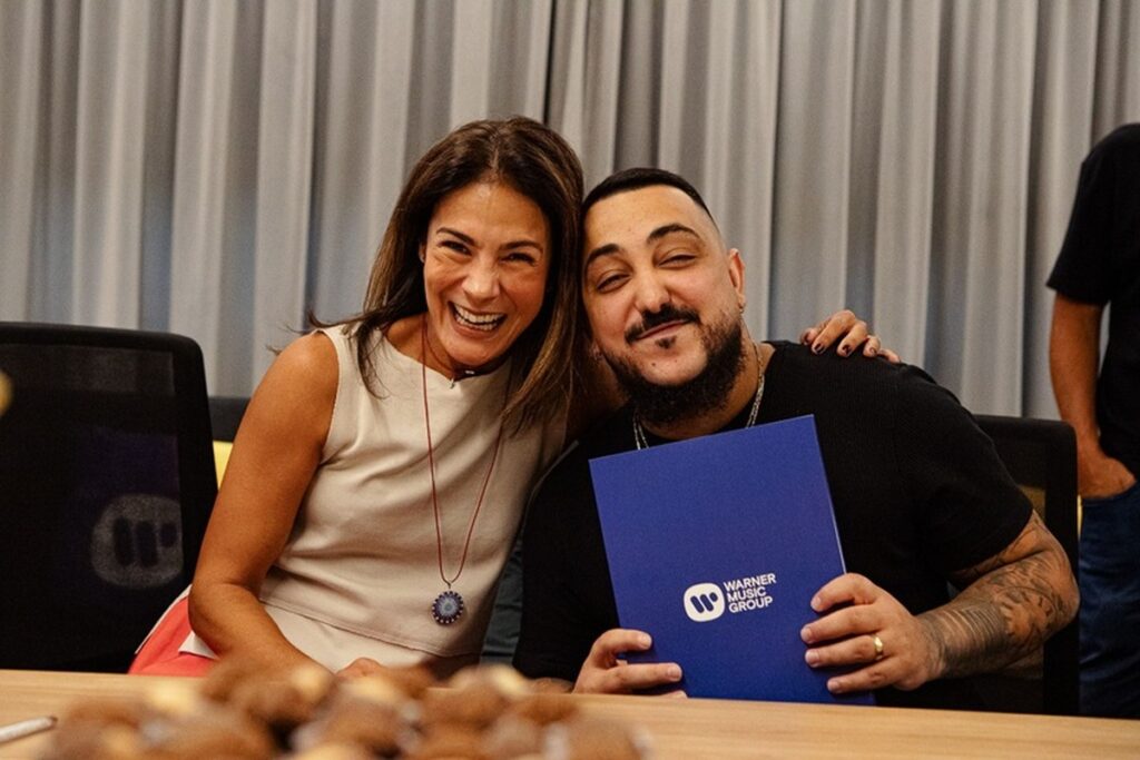 Farias assina com a Warner Music Brasil e inicia fase solo