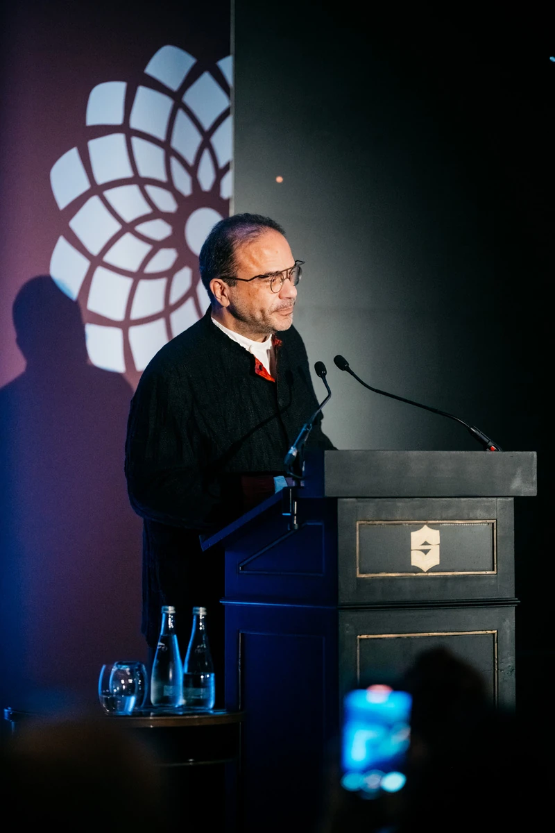 Eva Jospin vence prêmio top em Paris!