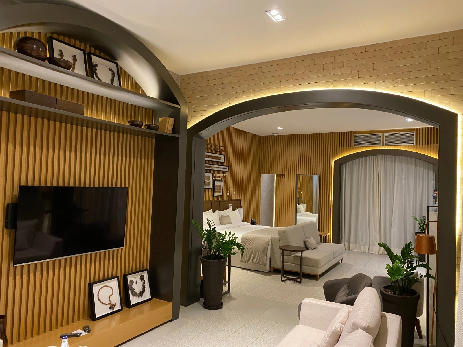 Em frente ao Teatro Amazonas, hotel vira passaporte cultural