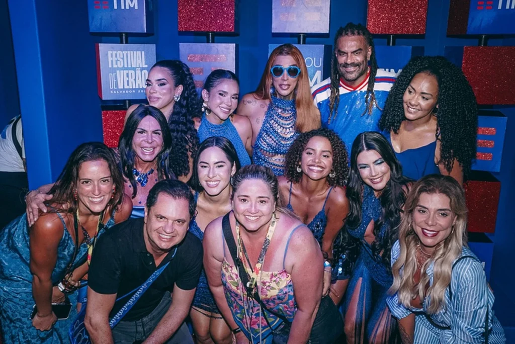 Ex-BBBs invadem estande da TIM no Festival de Salvador