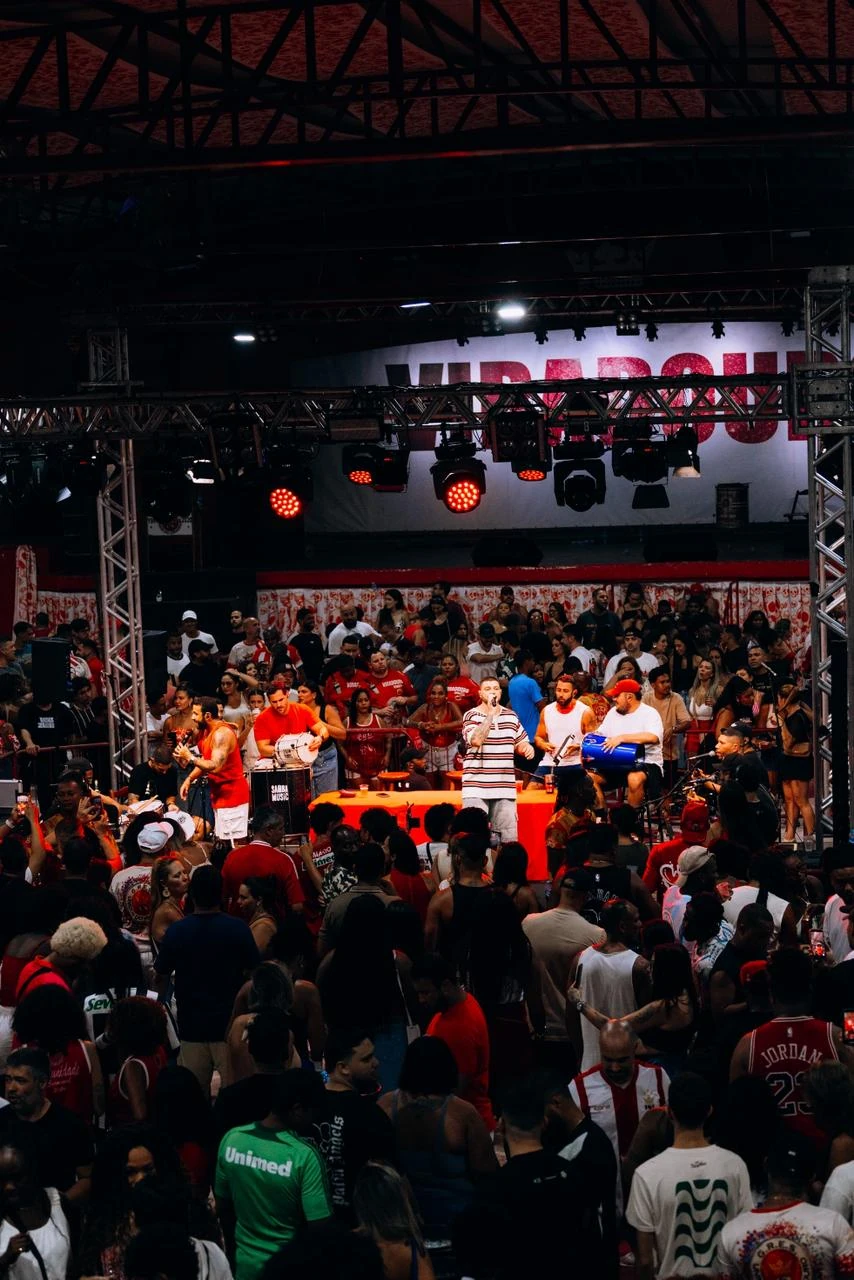 Lexa troca o funk pelo pagode  na Quadra da Viradouro