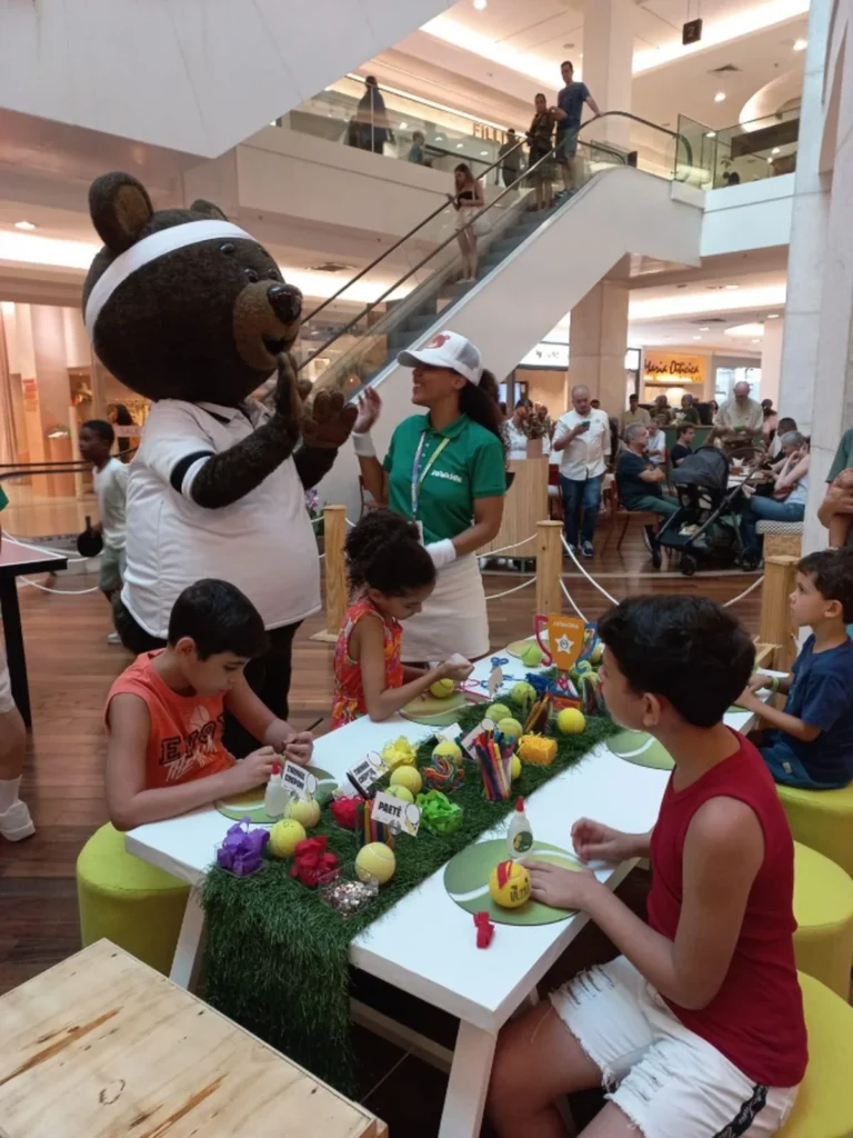 Crianças viram tenistas no Leblon antes do Rio Open