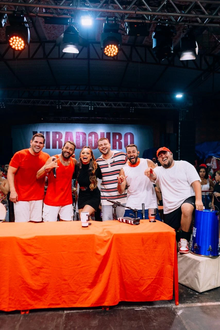 Lexa troca o funk pelo pagode  na Quadra da Viradouro