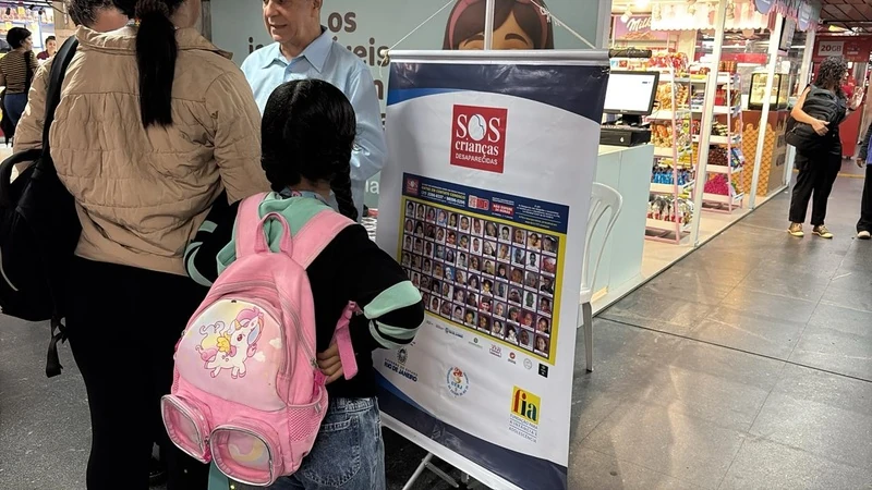 Pulseira no pulso: ação do MetrôRio na Central mira crianças no Carnaval