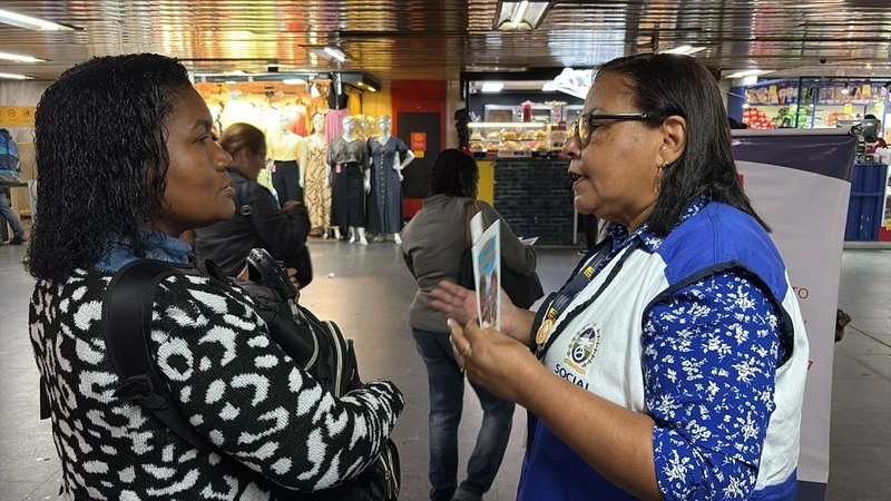 Pulseira no pulso: ação do MetrôRio na Central mira crianças no Carnaval