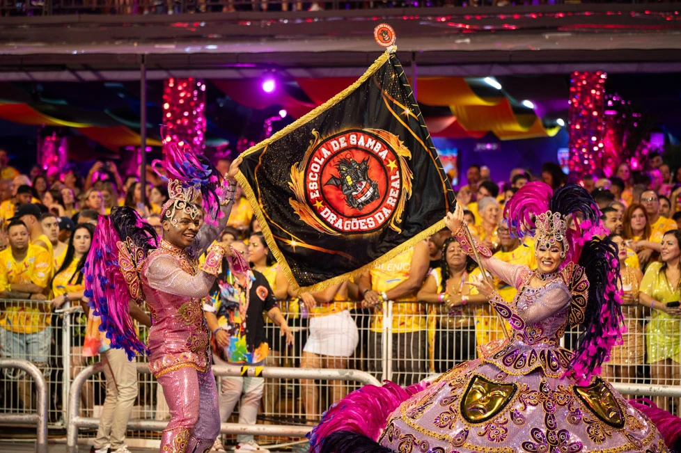 Máscaras gigantes invadem Campos do Jordão para baile de luxo 4 Máscaras gigantes invadem Campos do Jordão para baile de luxo