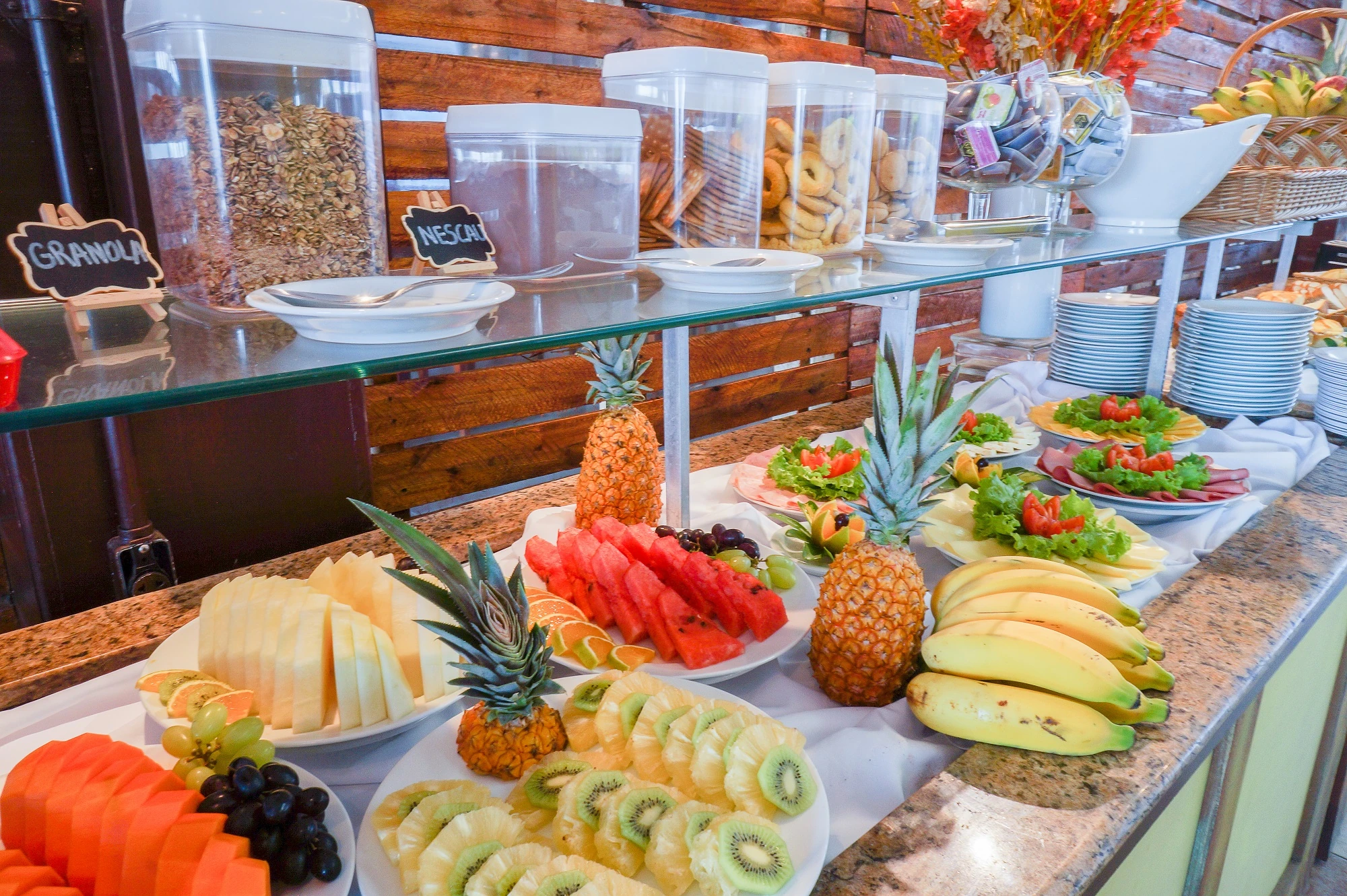 Dia da Gula: Vilarejo aposta no all inclusive no RJ