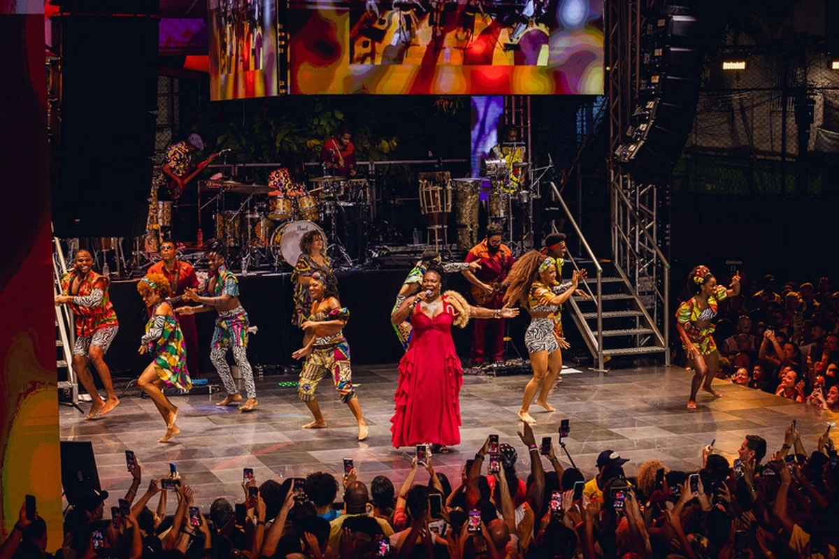 Maga Menezes une Gil, Brown e blocos em show épico