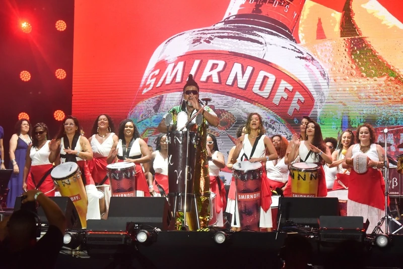 Smirnoff estica show de Brown e leva Caipiroska ao palco