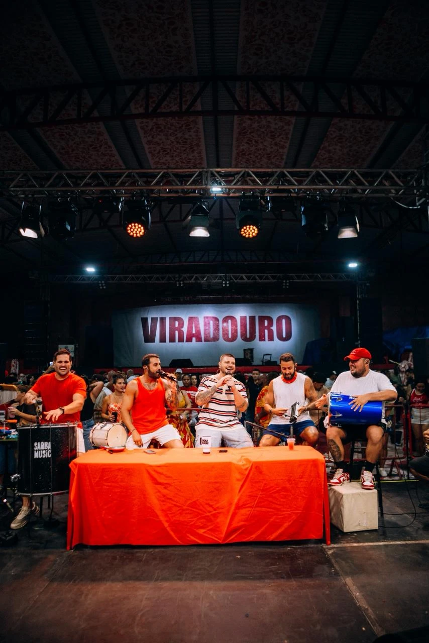 Lexa troca o funk pelo pagode  na Quadra da Viradouro