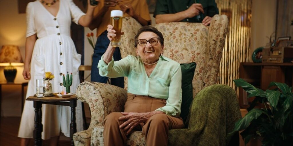 Heineken recrea brindis icónico con Dona Tânia