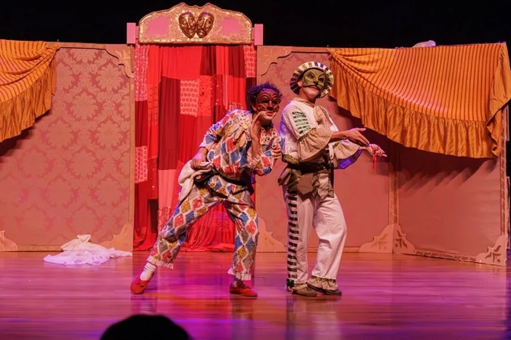 Gargalhão showcase brings masks and comedy to Commune