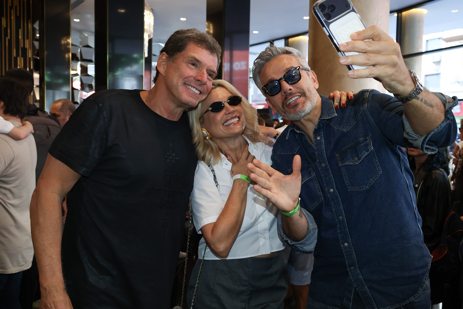 Stars pack Roxy for “Fala Sério, Mãe!” session