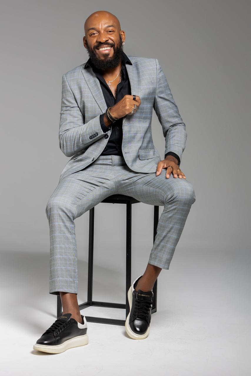 Almir Sings Guineto honors 80 years