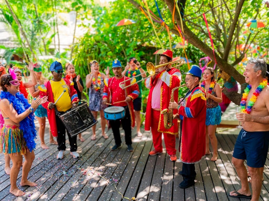 Carnaval 2026: Resort Arcobaleno oferece dias de folia  em família em clima de axé nostalgia