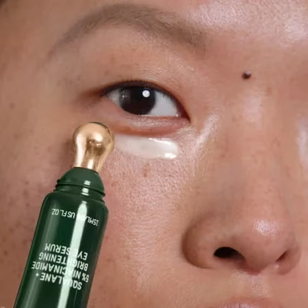 Olhos iluminados: Biossance lança sérum revolucionário