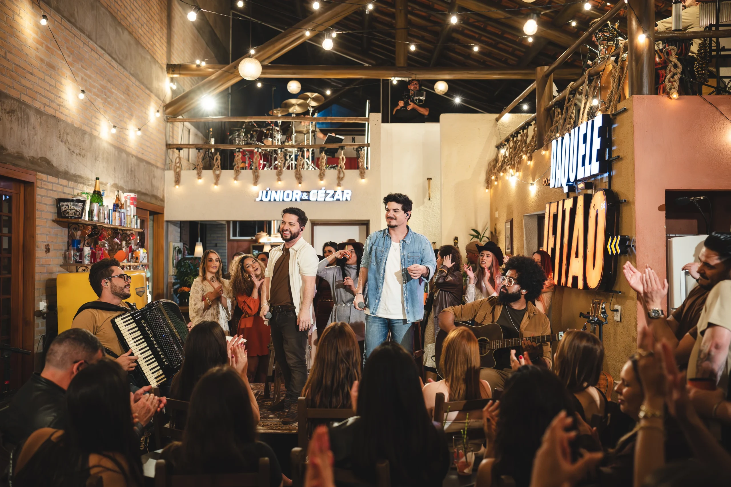 “Celular Não Treme” video drops with party-like vibe