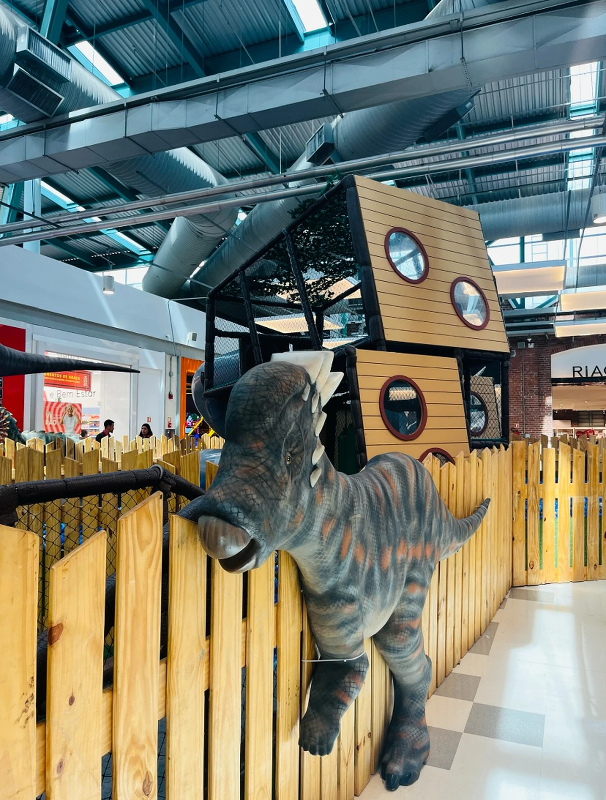 Dinos gigantes invadem Bangu Shopping até fevereiro