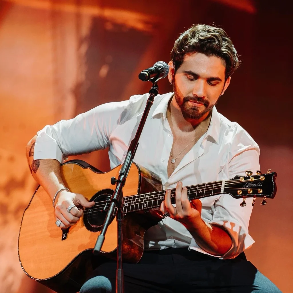 Gustavo Mioto emociona com “DNA” ao vivo