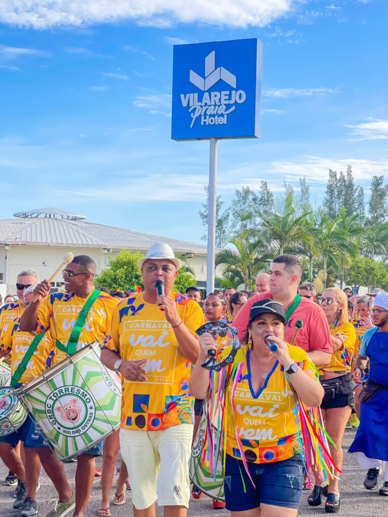 Carnaval 2026: Programações dos hotéis em todo o Brasil vão de baile infantil a oficina de máscaras e SPA 3 Hotel Vilarejo Praia desfile do bloco pela orla
