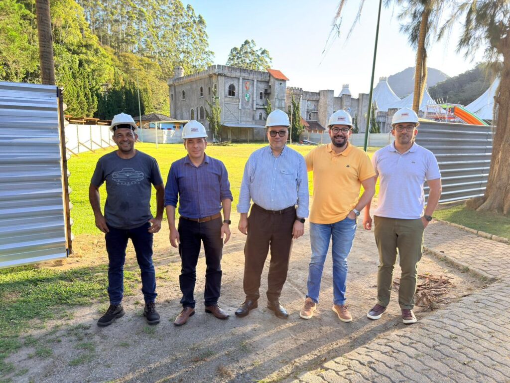 Le Canton obras novo complexo aquático ()