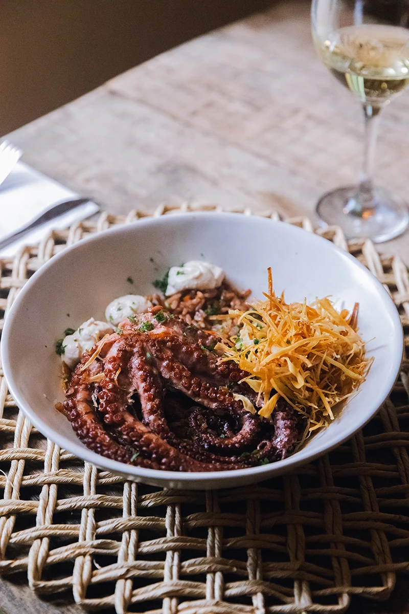 Niê lands in Caraíva with a beach club and a village spot