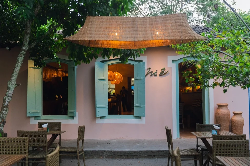 Niê lands in Caraíva with a beach club and a village spot