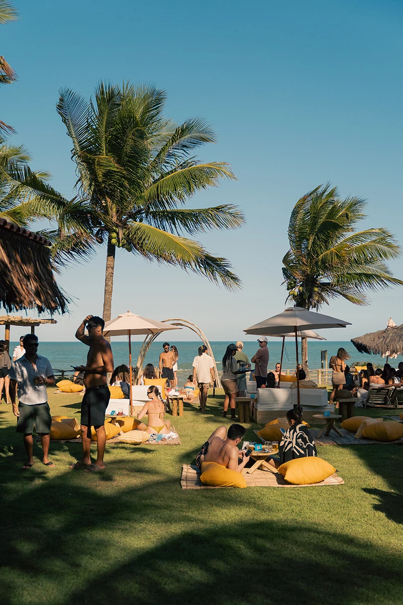 Niê lands in Caraíva with a beach club and a village spot