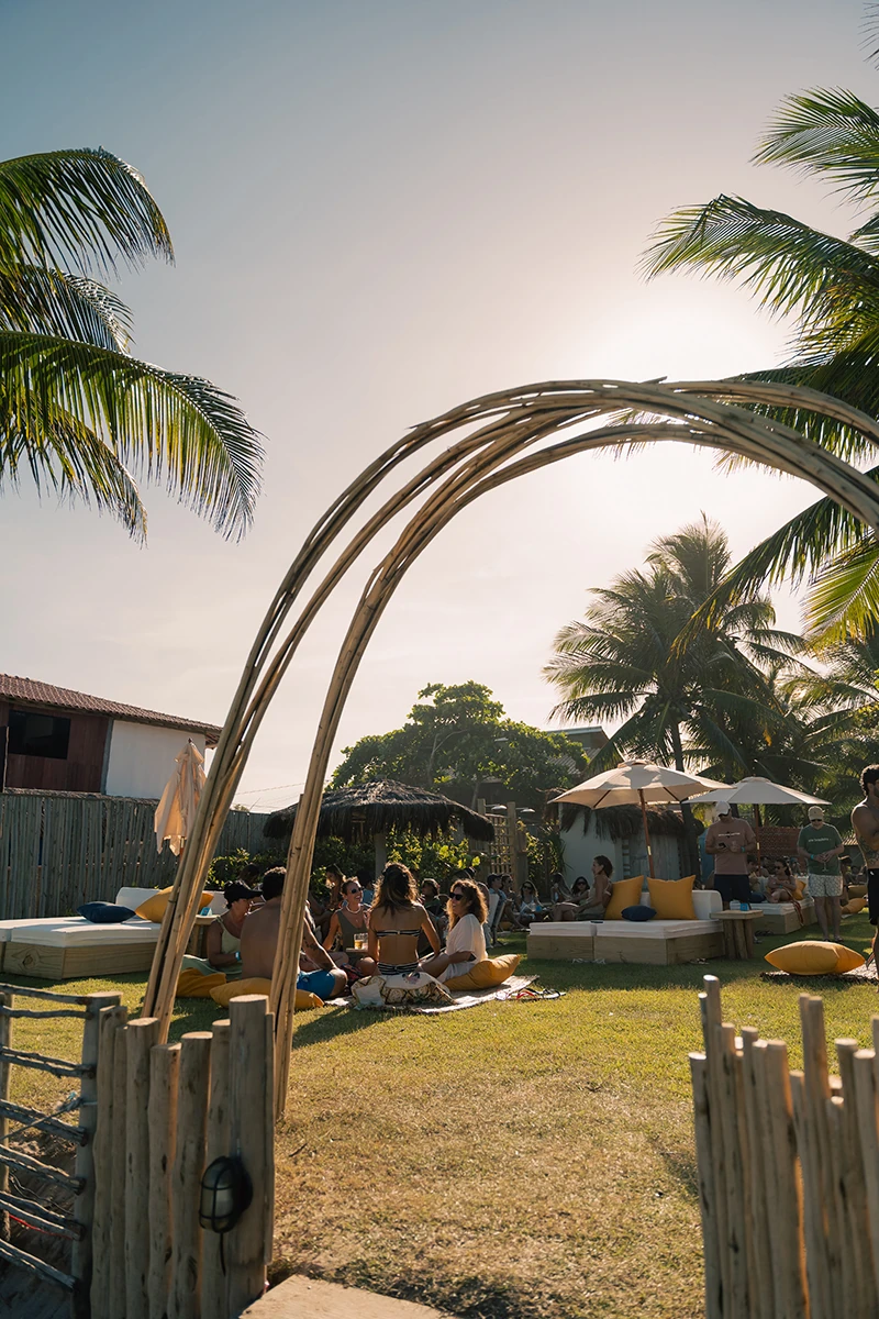 Niê lands in Caraíva with a beach club and a village spot