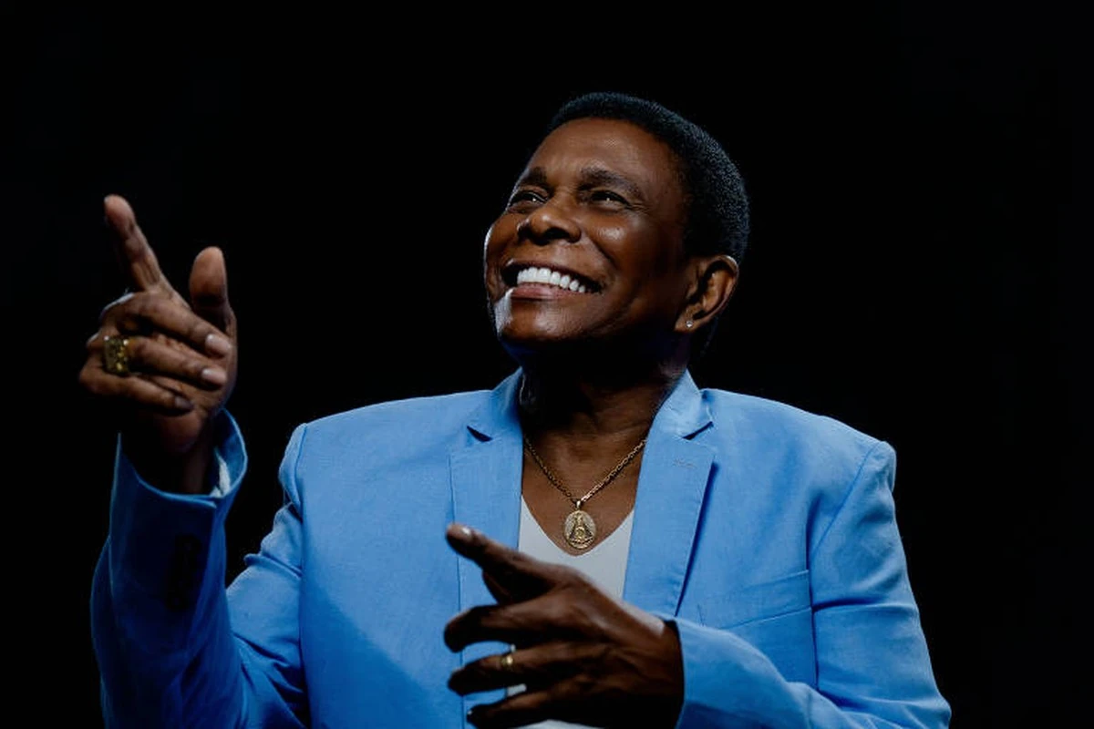 Neguinho da Beija-Flor incendeia samba no Casarão