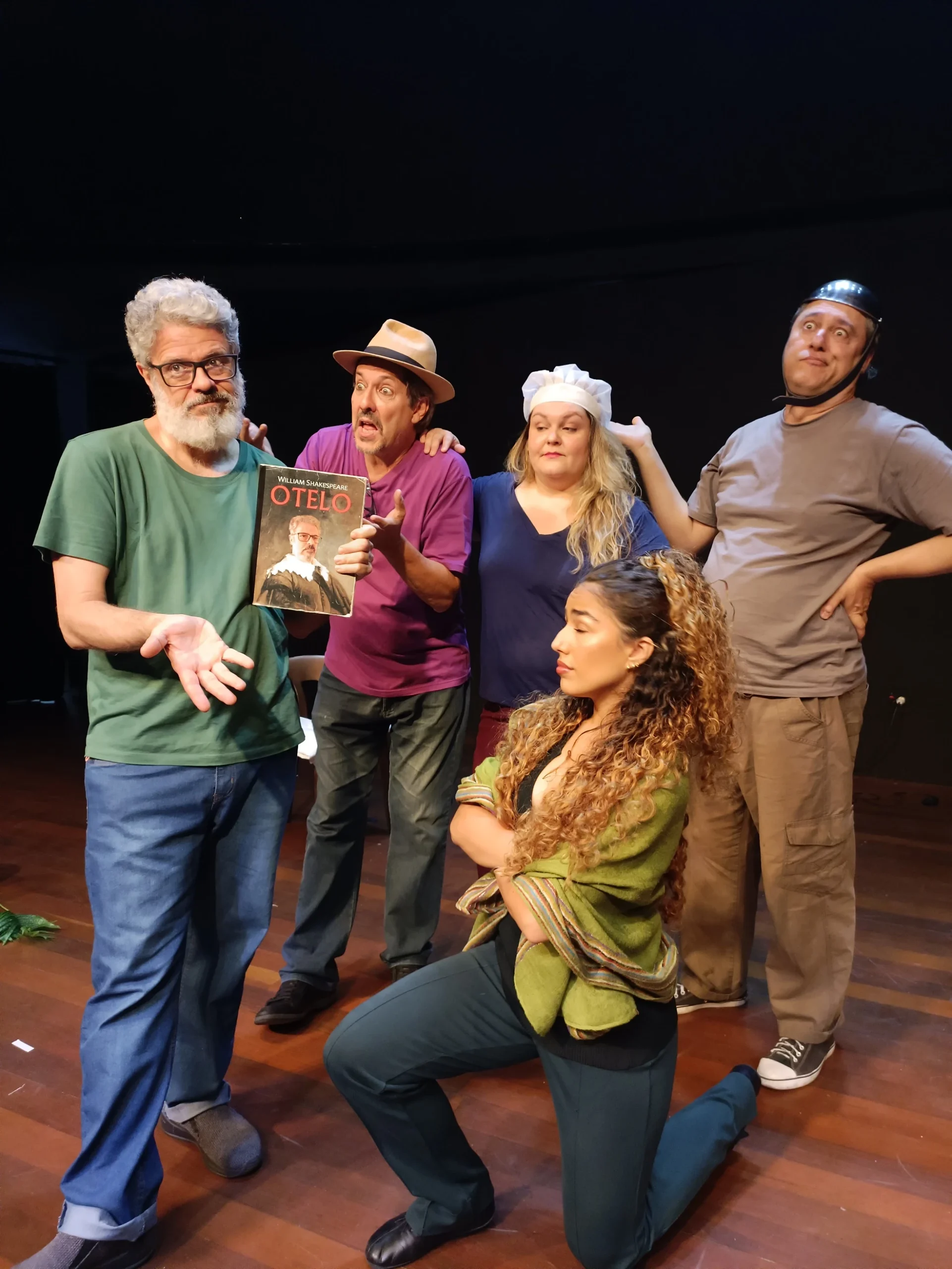Gargalhão showcase brings masks and comedy to Commune