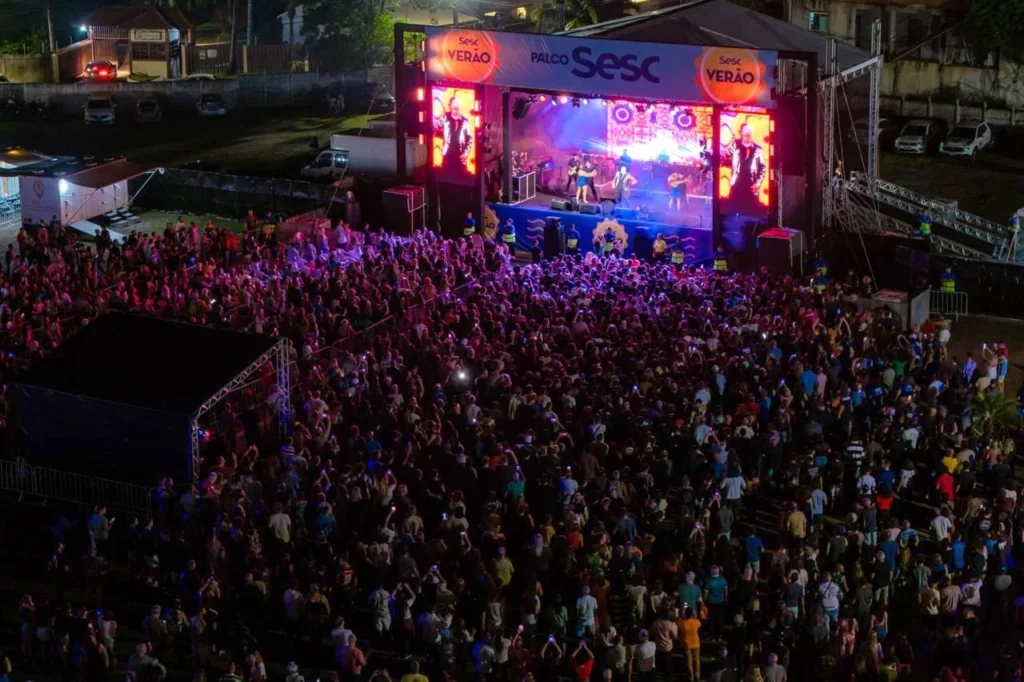 Negra Li incendeia Sesc Verão em Rio das Ostras