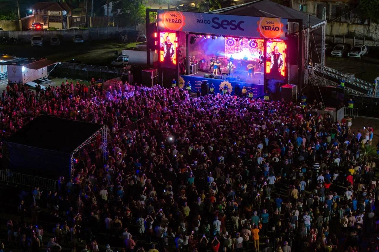 Negra Li incendeia Sesc Verão em Rio das Ostras
