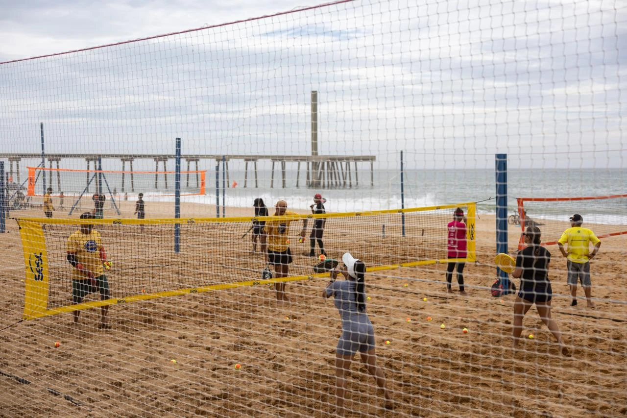 Negra Li incendeia Sesc Verão em Rio das Ostras