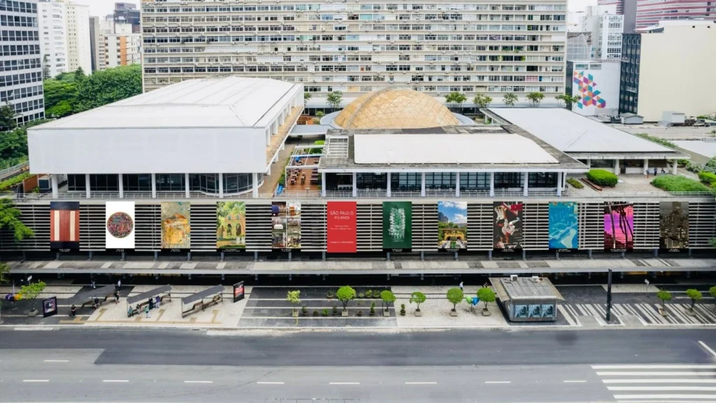 Avenida Paulista vira galeria a céu aberto nos 472 anos de SP