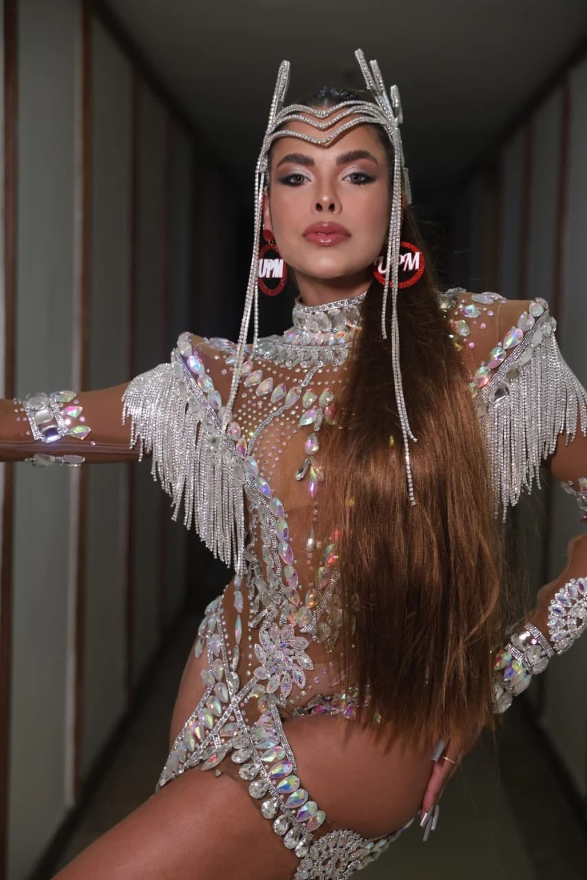 Vestido de 15 kg e R$ 10 mil: Teresa Rachel na Sapucaí