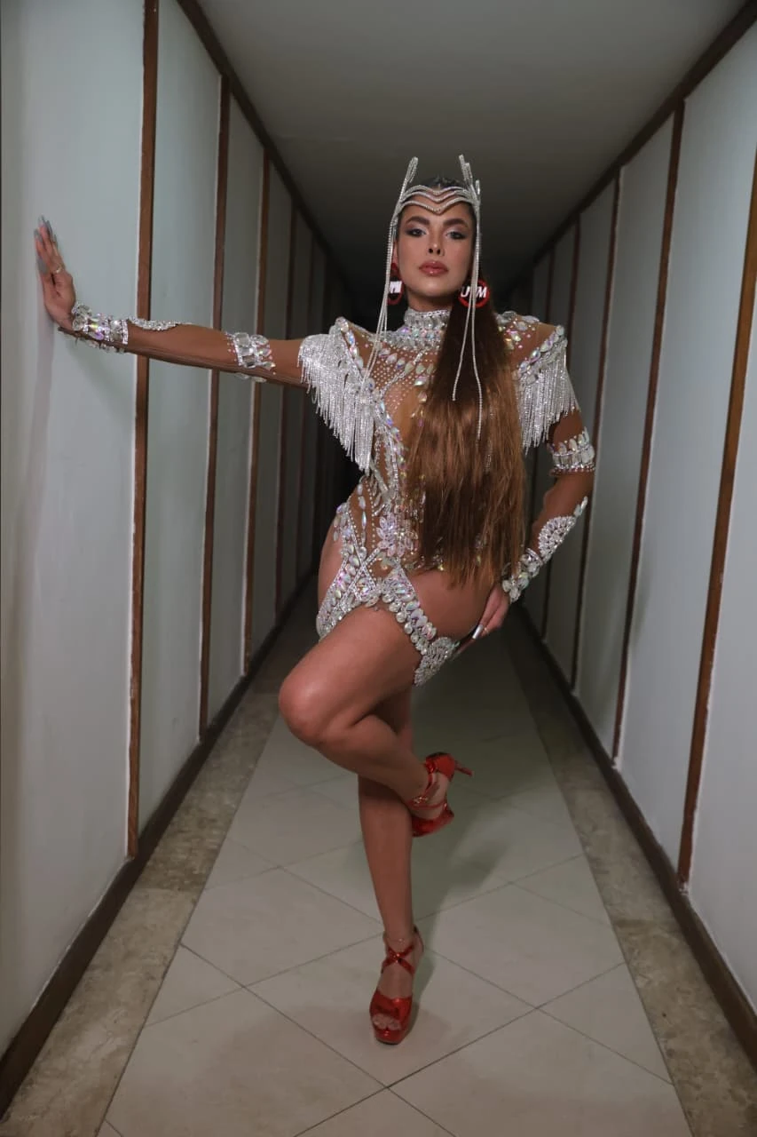 Vestido de 15 kg e R$ 10 mil: Teresa Rachel na Sapucaí