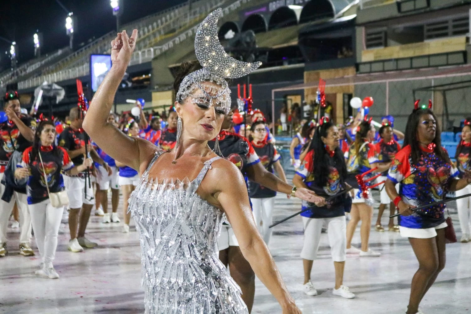 Musa da educação desfila com filho na Sapucaí