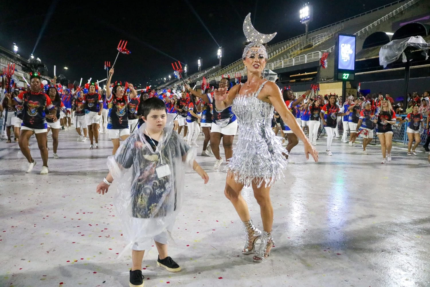 Musa da educação desfila com filho na Sapucaí