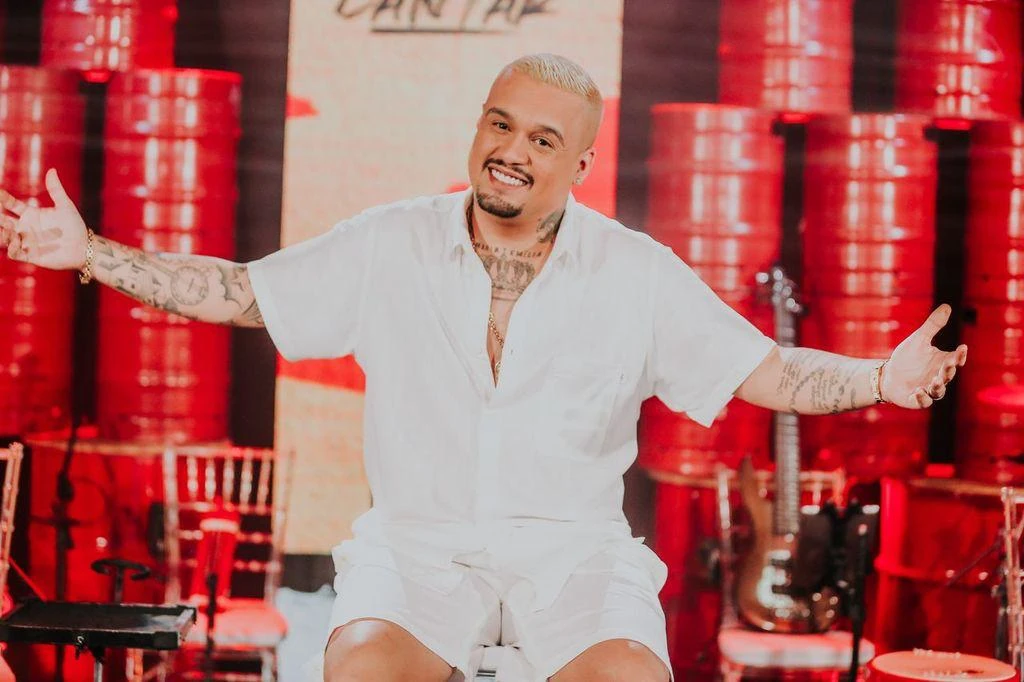 Neguinho da Beija-Flor incendeia samba no Casarão