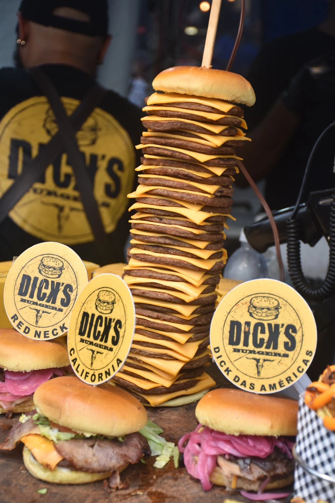 Podrão gigante toma praça revitalizada em Caxias