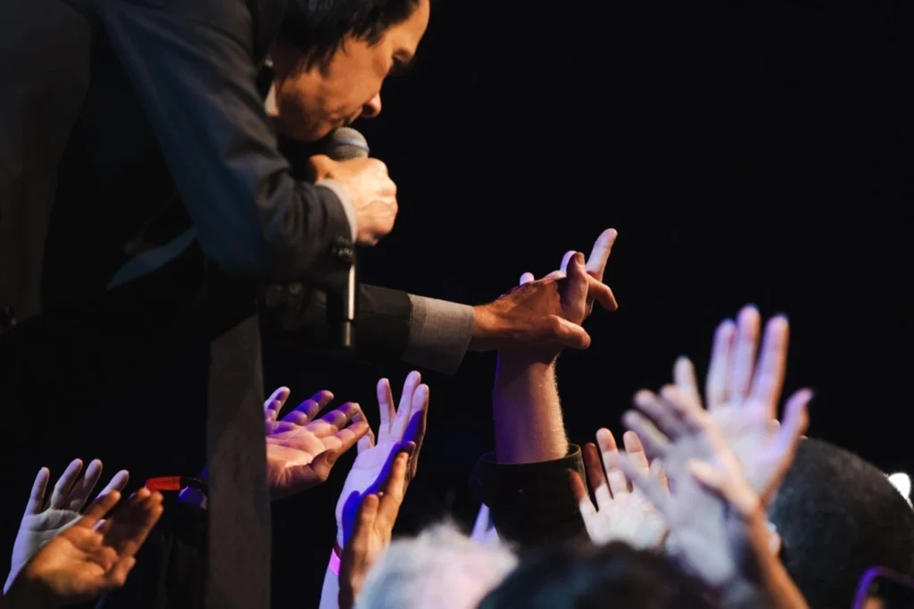 Nick Cave e Sting cruzam turnês em Praga Nick Cave e Sting cruzam turnês em Praga