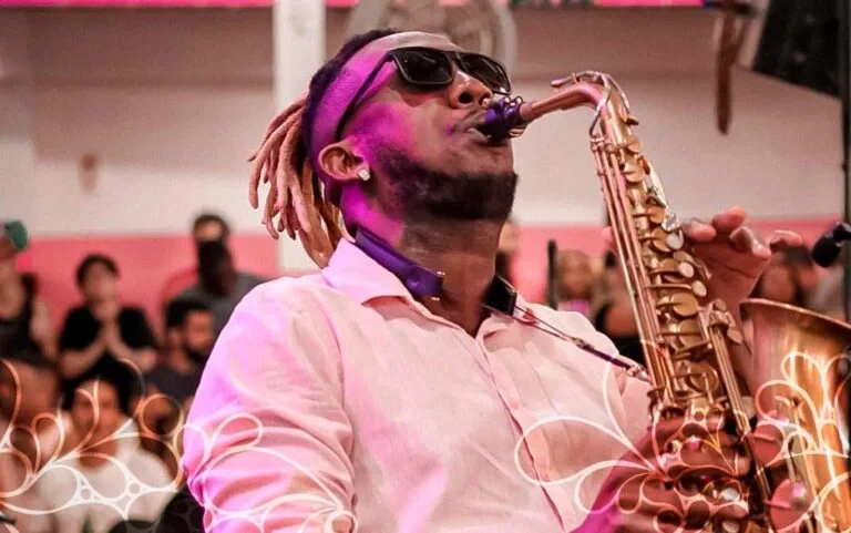 Neguinho da Beija-Flor incendeia samba no Casarão