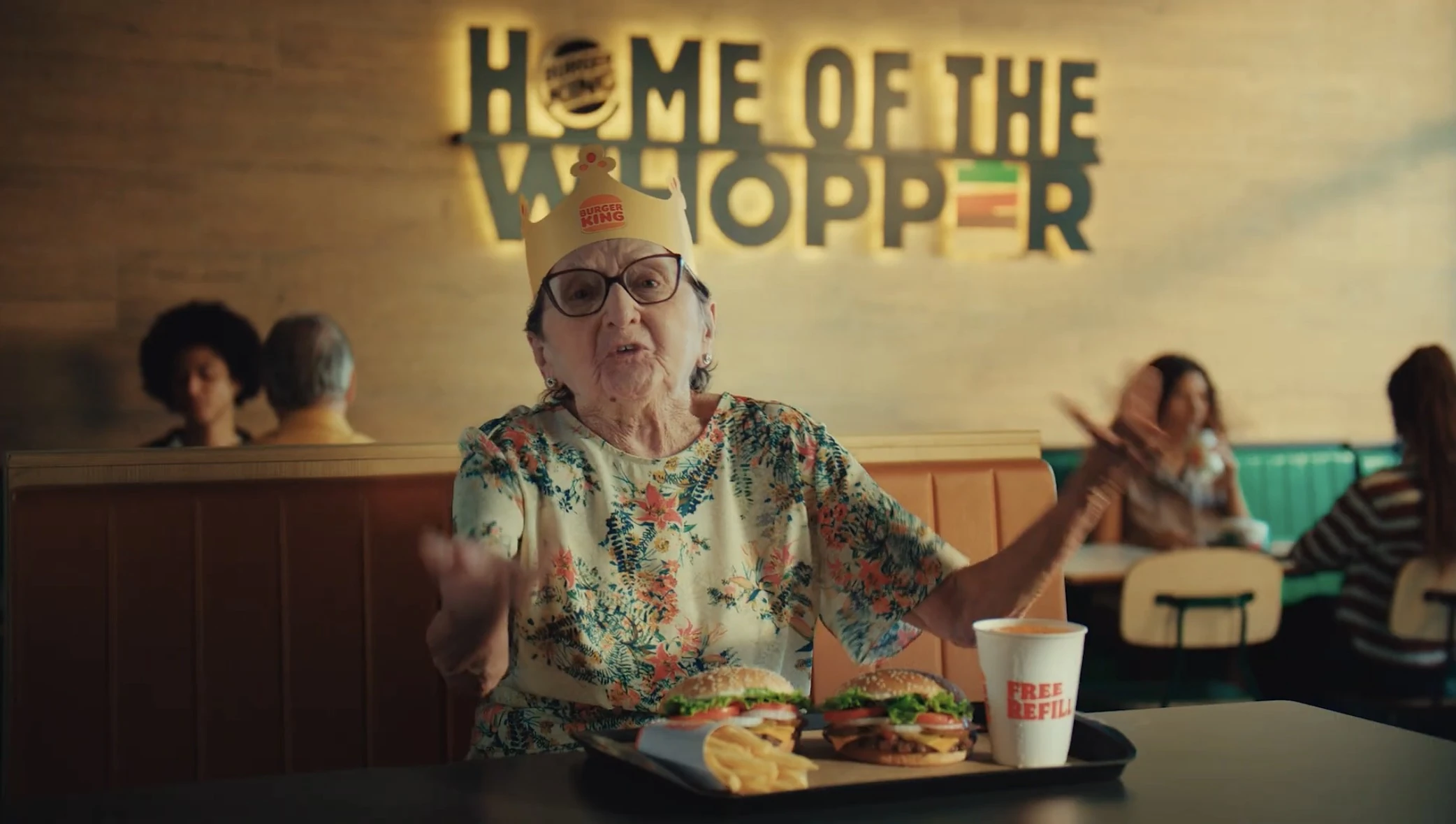Tânia Maria vira “voz da torcida” em ação do BK® no cinema