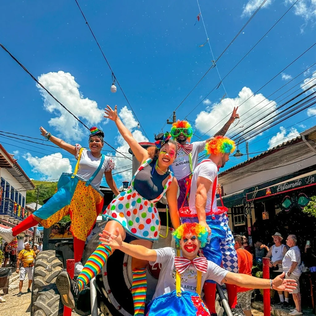 Carnaval o mês inteiro: Vilarejo turbina fevereiro no RJ