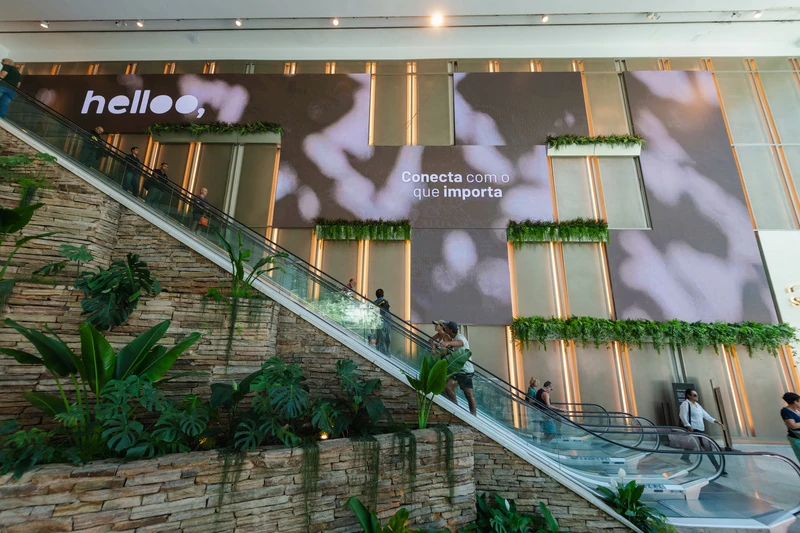 Painel LED gigante transforma entrada do Shopping Leblon